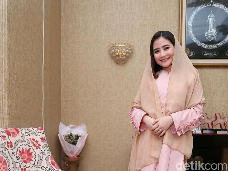 Cantiknya Penampilan Prilly Sambut Idul Adha