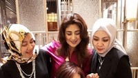 Wah, ternyata Hana penyuka dessert manis. Ia dan tiga orang kawannya tersenyum lebar sambil melihat ke arah empat potong kue cokelat itu. Foto: Instagram hana_fadel