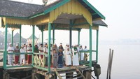 Umat Islam melaksanakan Salat Idul Adha di Masjid Jami di Pontianak, Rabu (22/8).  (Foto: Dok. ANTARA Foto/Jessica Helena Wuysang)