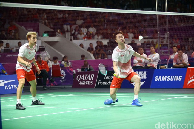 Kevin Sanjaya yang pada pertandingan final beregu putra Asian Games 2018 meraih kemenangan bersama pasangan ganda putranya Marcus, bukan hanya tampil gaya saat di lapangan. Ketika off the field pun gaya Kevin tak kalah menarik. Dia kerap tampil dengan sederet merek ternama dunia, mulai dari jaket hingga sneakers yang harganya tidak murah. Intip deretan gayanya berikut. Foto: Grandyos Zafna