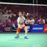 Kevin Sanjaya yang pada pertandingan final beregu putra Asian Games 2018 meraih kemenangan bersama pasangan ganda putranya Marcus, bukan hanya tampil gaya saat di lapangan. Ketika off the field pun gaya Kevin tak kalah menarik. Dia kerap tampil dengan sederet merek ternama dunia, mulai dari jaket hingga sneakers yang harganya tidak murah. Intip deretan gayanya berikut. Foto: Grandyos Zafna