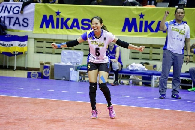 Sheilla tentu saja bukan hanya dikenal karena paras cantiknya. Aksi tangguhnya di lapangan membuat banyak orang menggaguminya. Tengok saja komentar followersnya di Instagram. Mereka kerap menyebut betapa kerennya penampilan atlet kelahiran 22 Desember 1989 ini. Salah satu aksinya adalah saat pertandingan voli putri Indonesia vs Hong Kong di Asian Games 2018 pada Selasa (21/8/2018) kemarin. Foto: Dok. Instagram Berllian Marsheilla