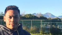 Ini gaya Eko Yuli Irawan memakai jaket hoodie di The Lord Charles Hotel di Capetown, Afrika Selatan. Sepertinya lagi training camp (ekopower62/Instagram)