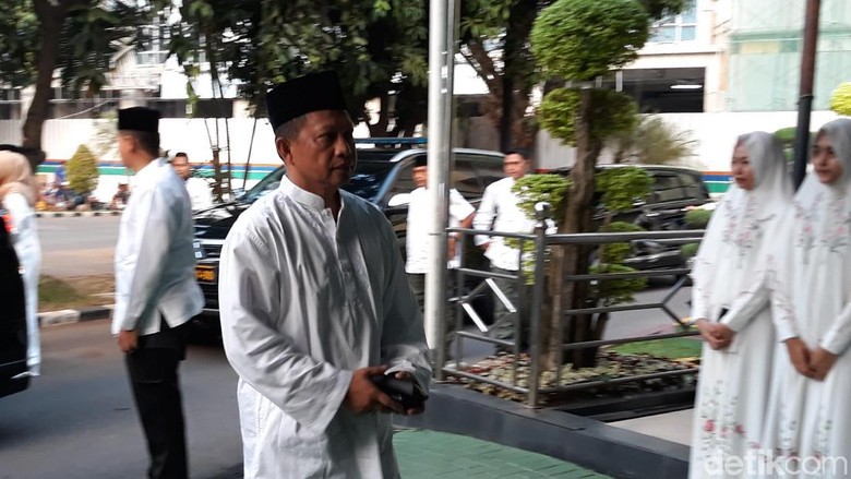 Kapolri Ditemani Istri Salat Id di Masjid Mabes Polri Kapolri Ditemani Istri Salat Id di Masjid Mabes Polri