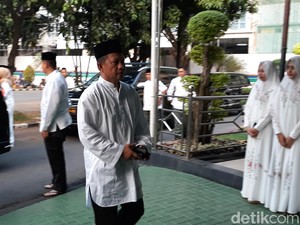 Kapolri Ditemani Istri Salat Id di Masjid Mabes Polri