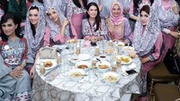 Pada 8 Juni lalu, ia mengunggah foto buka bersama. Dengan warna pakaian senada, mereka terlihat melahap bakso dan mie ayam lengkap dengan minuman teh dalam kemasan. Foto: Instagram hana_fadel