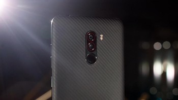 Kamera belakang Pocophone F1 ada 2, yaitu 12 dan 5 megapixel, di mana kamera utamanya menggunakan sensor IMX 363 dengan ukuran pixel 1,4 mikron, dan lensa f/1,9. Di atas kertas, paduan hardware ini serupa dengan Mi 8 SE. Foto: Pocophone F1 (Edgadget)