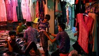 Sejumlah warga Rohingya berkunjung ke pasar untuk membeli pakaian dan sepatu untuk merayakan Hari Raya Idul Adha di kamp pengungsian di Kutupaloong, Bangladesh. Mohammad Ponir Hossain/Reuters.