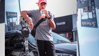 Atlet renang yang satu ini, selain memiliki prestasi yang mengharumkan nama Indonesia. Juga punya gaya keren dan kekinian, salah satunya ketika ia tengah berpose dengan minumannya. Foto: Instagram @gerinathaniel