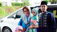 Olla Ramlan menyeragamkan busana muslim yang dikenakan dua putrinya. Foto: (instagram)