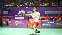 Gim pertama berjalan ketat. Jonatan tertinggal di sebagian besar pertandingan namun bisa membalikkan keadaan di poin-poin kritis. Sebuah pukulan pengembalian Chen Long yang membentur net memastikan Jonatan mengamankan gim pertama 21-19.