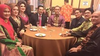 Kali ini wanita yang lahir pada 1 Septermber 1969 itu menemani sang suami, Fadel Muhammad makan bersama politisi lain. Di sana terlihat Cawapres RI, Sandiaga Uno. Kompak selalu, tulis Hana. Foto: Instagram hana_fadel