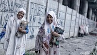 Warga pun telah bersiap menuju masjid sejak pagi hari.