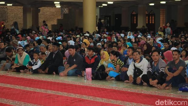 Masjid Raya Bandung Bagikan 3.500 Kantong Daging Kurban