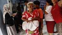 Warga meninggalkan Yayasan Al Kahfi usai menerima daging kurban.