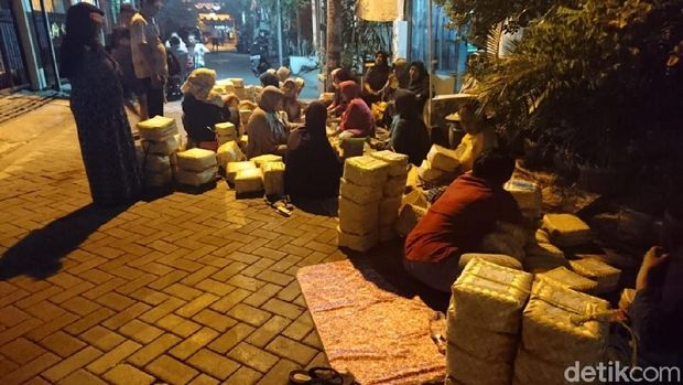 Warga membuat sendiri beseknya
