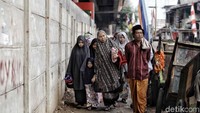 Sejumlah warga muslim melaksanakan Salat Idul Adha di Masjid Babah Alun yang terletak di bawah kolong tol Papanggo, Jakarta Utara, Rabu (22/8/2018).