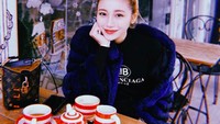 Calista adalah putri sosialita Singapura, Jamie Chua dan konglomerat Indonesia Nurdin Cuaca. Ia sering plesiran ke luar negeri termasuk menikmati secangkir teh di London. Foto: Instagram xcalikins