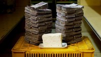 Satu kg keju dihargai 7,5 juta Bolivar. Ukuran kejunya tidak seberapa dibandingkan uangnya. Foto: Dok. Boredpanda