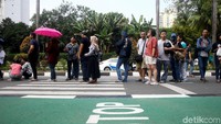 Antrean panjang terlihat untuk dapat membeli tiket menonton pertandingan bulutangkis beregu putra Indonesia melawan China.
