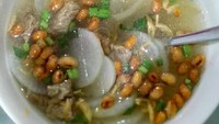 Karenanya soto Bandung paling enak dinikmati saat hangat mengepul dengan taburan kedelai goreng yang renyah. Foto : Instagram @maleny_eeng