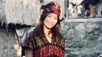 Liburan ke Lombok, tak lengkap tanpa mampir ke Desa Sade. Di sana Sheilla tampak sangat anggun dalam balutan kain tenun Lombok (@berllian_5/Instagram)