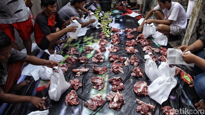Warga Antre Pembagian Daging Kurban di Jakut Warga mengantre pembagian daging kurban di Yayasan Al Kahfi, Warakas, Jakarta Utara, Rabu (22/8/2018). Idul Adha kali ini, yayasan tersebut memotong 8 ekor sapi dan 20 ekor kambing.