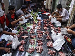 Dilema Bungkus Daging Kurban Pakai Plastik, Daun Atau Besek Bambu