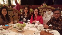 Tak ditemani sang suami, Hana duduk dan makan malam bersama Menteri Koordinator Bidang pembangunan Manusia dan Kebudayaan (Menko PMK), Puan Maharani. Kira-kira apa yang mereka bicarakan saat itu, ya? Foto: Instagram hana_fadel