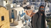 Ini dirinya saat berada di Santorini, Yunani. (nitinchauhanofficial/Instagram)