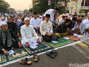 Penuhi Janji, Sandiaga Salat Id di Monumen Perjuangan Jatinegara