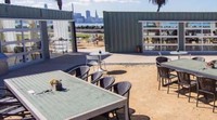 Joe Wrye seorang artis dan Parke Ulrich seorang chef turut mendesain meja dan kursi furnitur untuk restoran. Istimewa/Inhabitat.