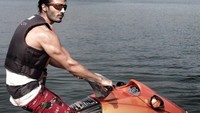 Selain bersantai di pantai, Chauhaan juga bermain jetski. (nitinchauhanofficial/Instagram)