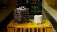 Harga satu gulung tisu toilet adalah 2,6 juta Bolivar. Butuh kantong cukup besar untuk membawa uang yang hanya digukankan untuk membeli segulung tisu toilet. Foto: Dok. Boredpanda