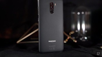 Pada bagian belakang bercokol dual-camera yang memiliki konfigurasi 12 MP + 5 MP. Lensa utamanya menggunakan sensor Sony IMX363 plus aperture f/1.9. Foto: Pocophone F1 (Edgadget)