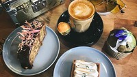  Sarapan juga jadi momen istimewa bagi Calista. Ia memilih mengawali hari dengan makan cake dan secangkir cappuccino. Foto: Instagram xcalikins