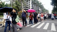 Warga tampak memadati kawasan Gelora Bung Karno sejak pagi usai melaksanakan Salat Idul Adha.