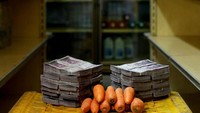 Untuk membeli wortel saja butuh uang sekitar 3 juta Bolivar. Bawa uangnya mungkin butuh kantong kresek. Foto: Dok. Boredpanda