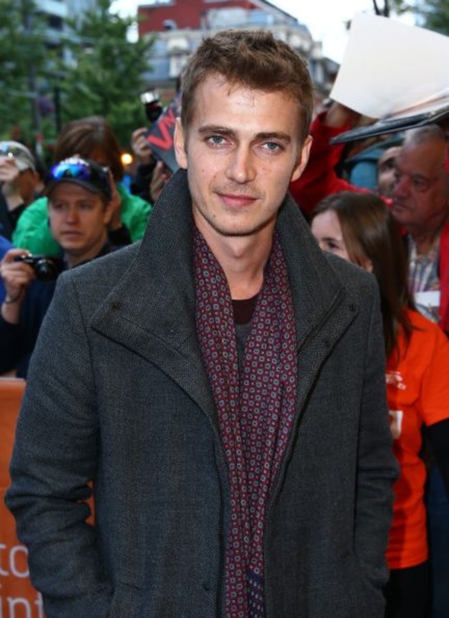 Bintang Star Wars Hayden Christensen tak hanya tampan dan populer, tapi juga rendah hati. Seorang pelayan restoran bercerita saat ia melayani Hayden, dia berpura-pura tak mengenal sang aktor. Tapi begitu mengantarkan pesanannya, pelayan tersebut berkata pada Hayden, May The Force be with you, Ani. Tak disangka, Hayden tersenyum dan berkata, And also with you. Pelayan itu kemudian bercerita kalau Hayden pergi dari restoran dengan memberikannya banyak sekali tip. Foto: Getty Images