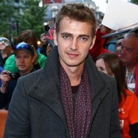 Bintang Star Wars Hayden Christensen tak hanya tampan dan populer, tapi juga rendah hati. Seorang pelayan restoran bercerita saat ia melayani Hayden, dia berpura-pura tak mengenal sang aktor. Tapi begitu mengantarkan pesanannya, pelayan tersebut berkata pada Hayden, May The Force be with you, Ani. Tak disangka, Hayden tersenyum dan berkata, And also with you. Pelayan itu kemudian bercerita kalau Hayden pergi dari restoran dengan memberikannya banyak sekali tip. Foto: Getty Images