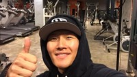 Kim Jong Kook salah satu aktor Korea Selatan yang punya gaya hidup sehat. Pria berusia 42 tahun ini suka banget olahraga dan sempat sedih karena gagal workout bareng Cristiano Ronaldo. (Foto: Instagram/kjk76) 