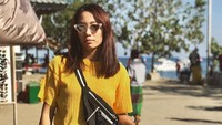 Kalau yang ini gaya casual Sheilla saat pergi liburan. Siapa sangka kalau Sheilla adalah striker voli putri andalan Indonesia? (@berllian_5/Instagram)