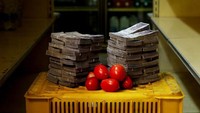 Harga sekilo tomat mencapai 5 juta Bolivar. Lebih berat uangnya dari pada 1 kg tomat. Foto: Dok. Boredpanda