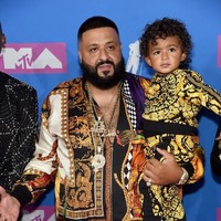 Sementara si mungil Asahd mengenakan jaket hoodie motif baroque, juga dari Versace. Jaket kaya motif tersebut dibanderol Rp 6,3 jutaan. Foto: Getty Images