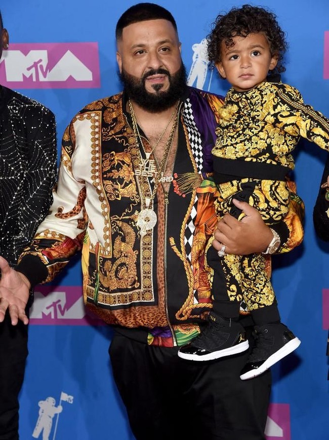 Sementara si mungil Asahd mengenakan jaket hoodie motif baroque, juga dari Versace. Jaket kaya motif tersebut dibanderol Rp 6,3 jutaan. Foto: Getty Images
