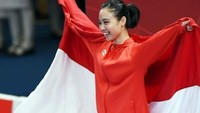 Lindswell pun saat mempersembahkan medali emas di Asian Games 2018 beberapa waktu lalu masih belum mengenakan hijab. (Foto: kemenpar)