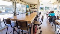 Restoran ini didesain oleh Mavrik Studio. Ada bagian outdoor dan indoor untuk anda yang ingin kongkow dan menikmati makanan. Restoran bernama Mersea ini terletak di jantung kota Treasure Island. Istimewa/Inhabitat.