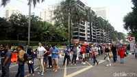 Warga tak ingin melewatkan untuk mendukung Timnas Indonesia dalam pertandingan final malam nanti.