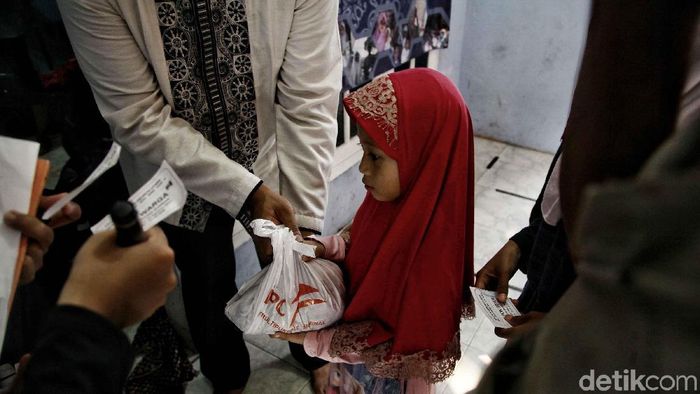Warga Antre Pembagian Daging Kurban di Jakut Warga mengantre pembagian daging kurban di Yayasan Al Kahfi, Warakas, Jakarta Utara, Rabu (22/8/2018). Idul Adha kali ini, yayasan tersebut memotong 8 ekor sapi dan 20 ekor kambing.