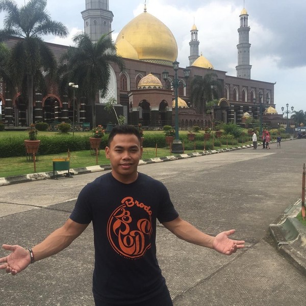 Eko Yuli juga berwisata religi ke Masjid Kubah Emas di Depok. Siapa tahu tambah adem hati dan pikiran, begitu kata lifter jagoan ini (ekopower62/Instagram) Eko Yuli juga berwisata religi ke Masjid Kubah Emas di Depok. Siapa tahu tambah adem hati dan pikiran, begitu kata lifter jagoan ini (ekopower62/Instagram)
